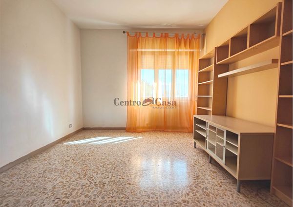 Appartamento con 2 camere, arredato.