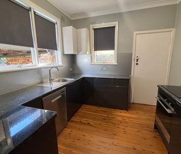 Three Bedroom Home in Central Location - Photo 5