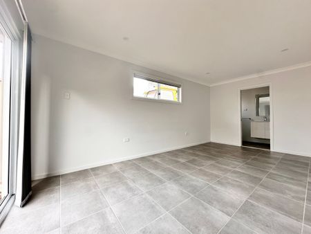 Modern&comma; Three Bedroom Granny-Flat&excl;&excl; - Photo 3