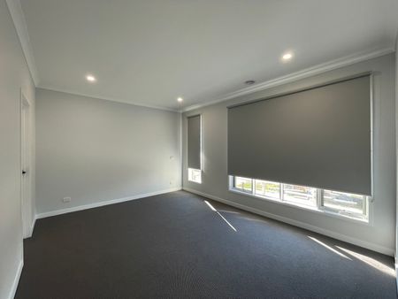 Family Home in Grand Central Tarneit! - Photo 5