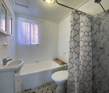 Neat and Tidy 2 Bedroom Unit - Photo 5