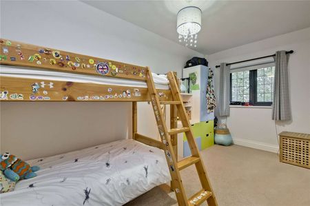 A semi-detached character cottage with a modern interior in the sought after village of Frensham. - Photo 5