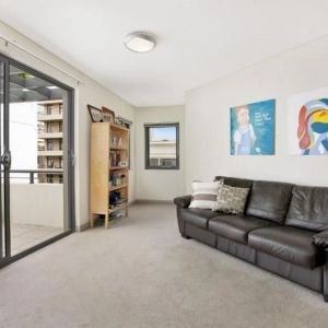 Sun Drenched Apartment Right in the Heart of Manly - Photo 2