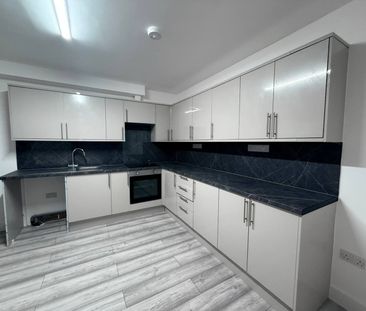 Three bedroom Ground Floor Flat close to redbridge station - Photo 5