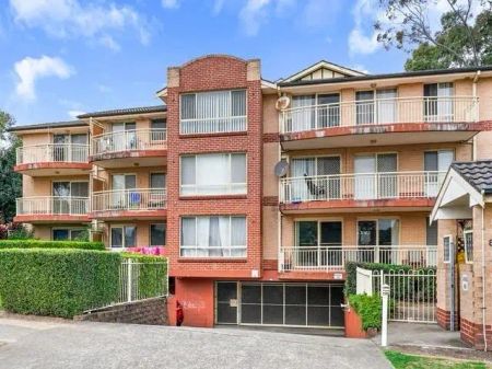 “Newly Renovated Oversized Family Home” - Photo 3
