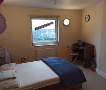 3 Bed Flat, Raphael House, IG1 - Photo 3