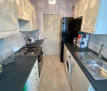 Room in a Shared House, South Park Crescent, SE6 - Photo 1