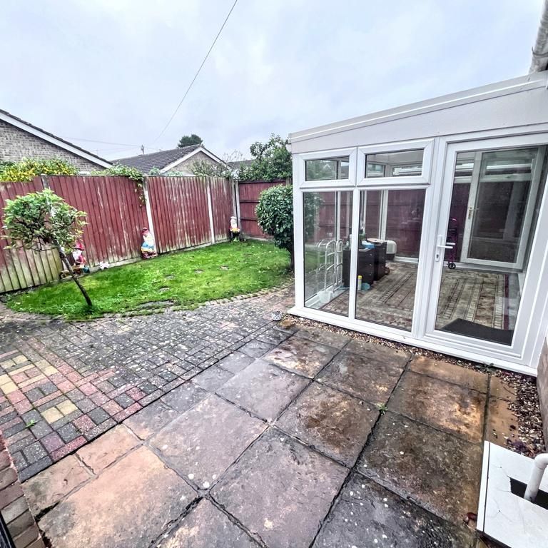 2 bedroom semi-detached bungalow to rent - Photo 2