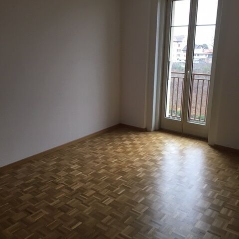 APARTMENT WITH BALCONY CLOSE TO ALL AMENITIES - Foto 1