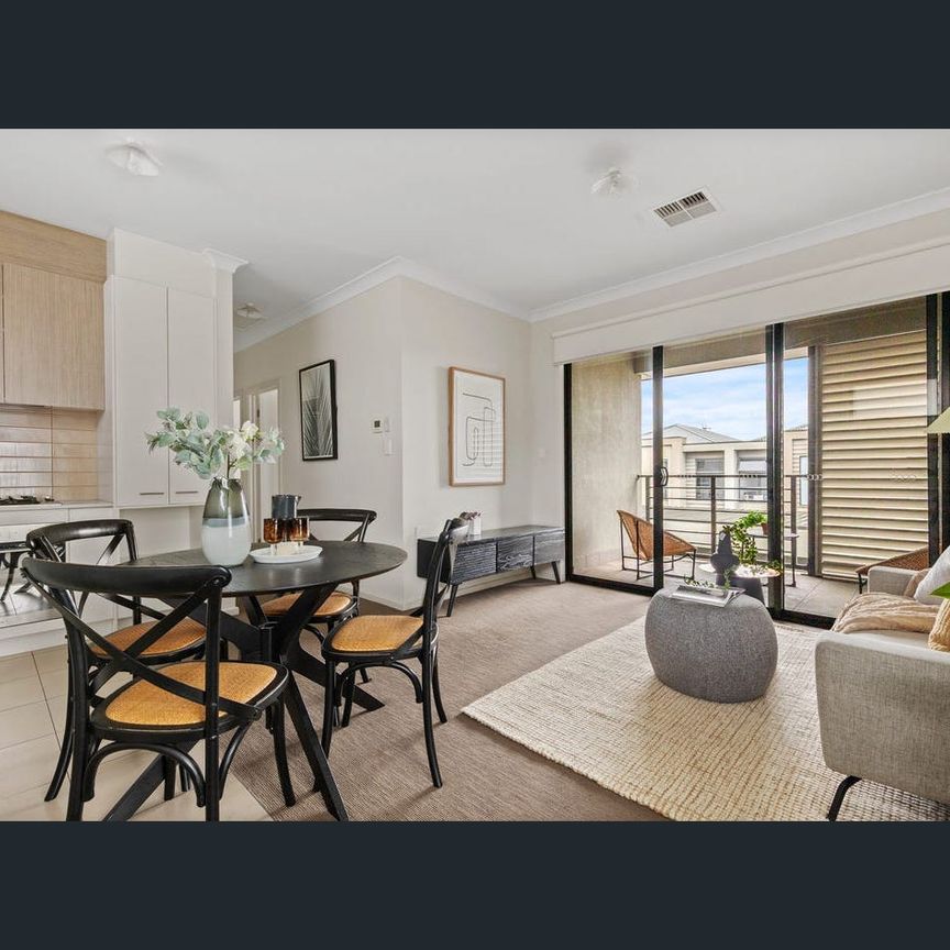Executive Living in Sought After Suburb! - Photo 1