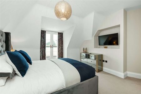 Stunning 3-Bedroom Penthouse Apartment in the Heart of Sunningdale - Photo 3