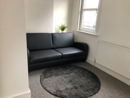 1 Bed Flat, Creed Passage, SE10 - Photo 3