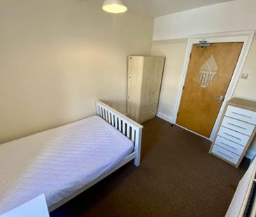 4 bedroom flat to rent - Photo 4