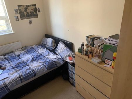 3 bedroom flat to rent - Photo 4