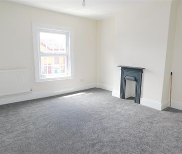 2 bedroom mid terrace to let - Photo 6