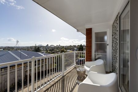 Stunning Renovated 4-Bedroom Home with Study – Elevated Views & Prime Location! Brookfield - Photo 3