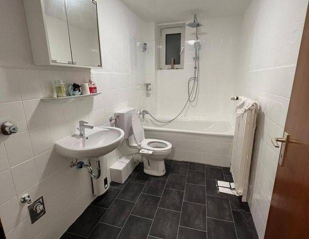 Nur mit WBS! Helle 2,5-Zimmer-Dachgeschosswohnung - Photo 1