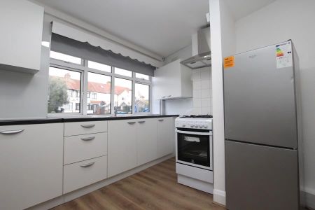 3 bedroom flat to rent - Photo 5