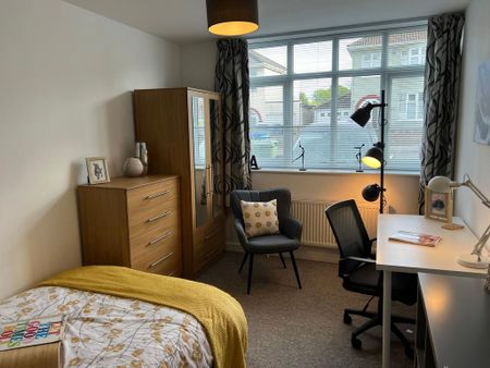 1 bedroom in a house share to rent - Photo 2