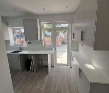 4 bedroom semi-detached house to rent - Photo 6