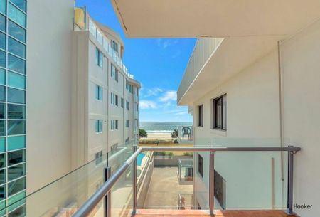 SPACIOUS BEACHFRONT LIVING - Photo 4