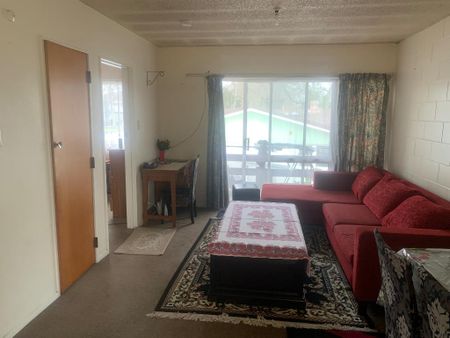 Tidy One Bedroom Upstairs Unit - Hamilton East - Photo 2