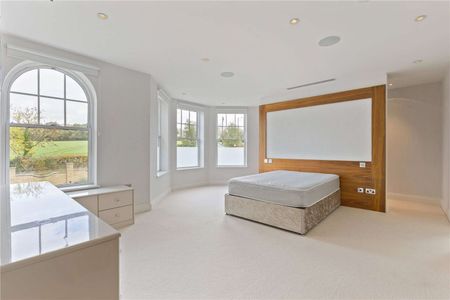 A beautifully presented and luxurious three bedroom apartment overlooking Hadley Wood Golf Course with secure underground parking. - Photo 2