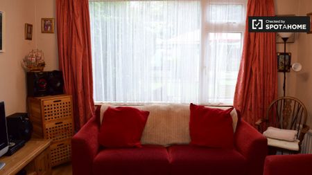 Sunny room in 4-bedroom apartment in Firhouse, Dublin - Photo 5