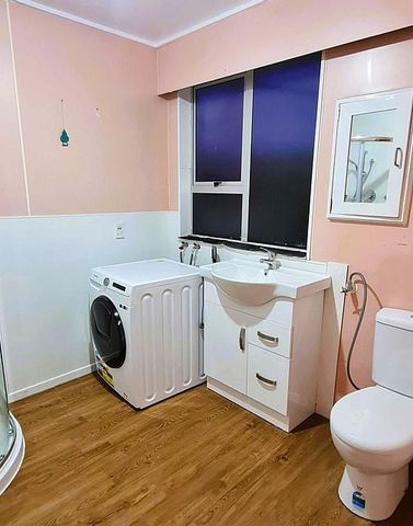 Sunny, 2-Bdrm Upper-Level Flat – Prime Location! - Photo 3