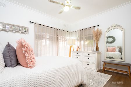 Stunning 3 Bedroom Home - Photo 4