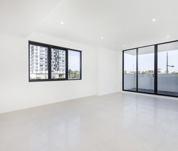 Stunning 2 Bedroom Apartment in Lively Community - Photo 3