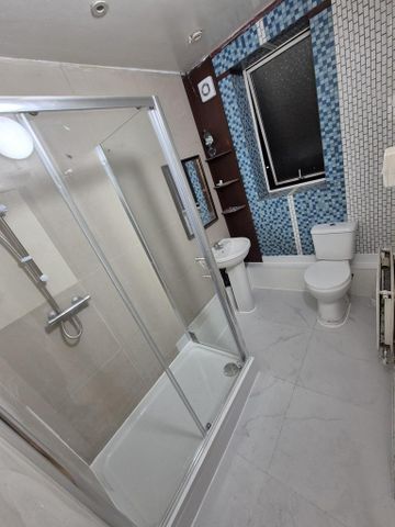 1 bedroom in a flat share to rent - Photo 2