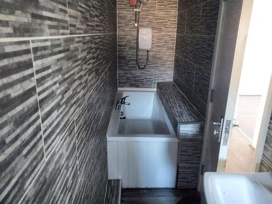 2 bedroom block of apartments to rent - Photo 1