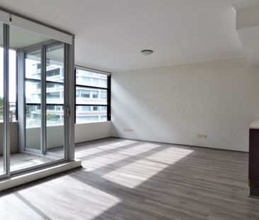 Large 1 brm with timber floors - Photo 2