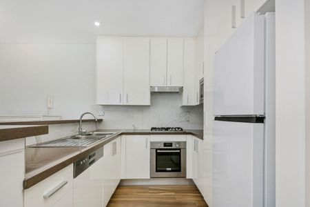 Top Floor I Quality Furniture I Bills Included I Carspace - Photo 5