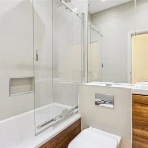 2 bedroom flat in Kensington - Photo 3