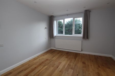 1 bedroom Terraced House to let - Photo 5