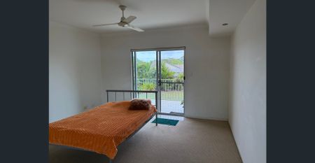 Top floor, 1 bedroom unit! - Photo 2