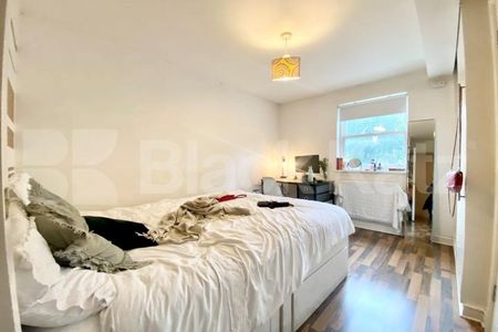 Superbly located top floor duplex apartment - Photo 5