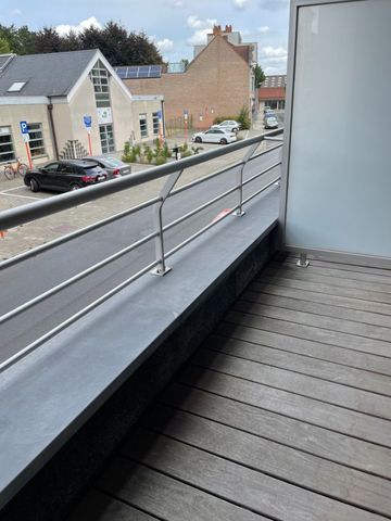 ruim instapklaar twee slaapkamer appartement met groot terras & gelijkvloerse garage - Photo 4