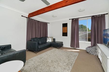 Three Bedroom Family Home - Photo 4