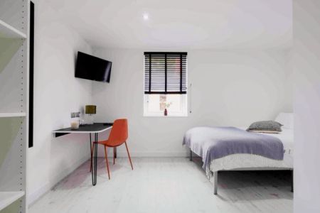 6 Beds 4 Baths - Photo 2