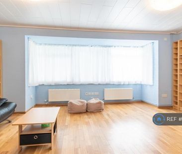 4 bedroom end of terrace house to rent - Photo 1