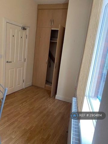 3 bedroom flat to rent - Photo 2