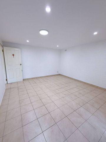 Renovated Spacious 2B2B on House whole level Bills included - Photo 3