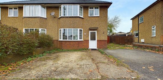 3 bed semi-detached house to rent in Cambridge Crescent, High Wycombe, Buckinghamshire - Photo 2