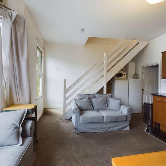 Top Floor Flat, Disraeli Road, London, SW15 - Photo 1