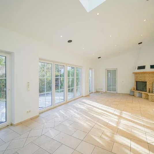 Freistehendes Einfamilienhaus mit Garten und Sonnenbalkon - Photo 1