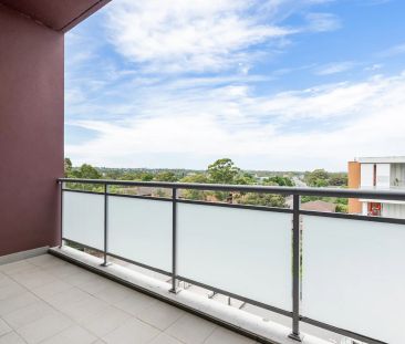 Modern Two-Bedroom Apartment with Additional Family Room - Photo 5