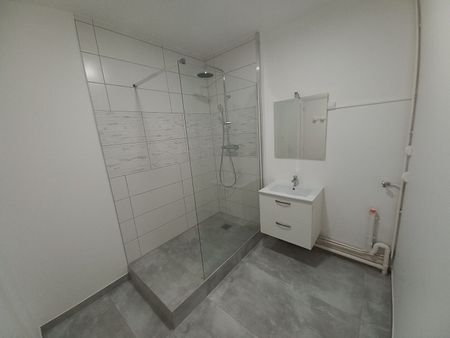 Location Appartement 5 pièces 107m² - Photo 3